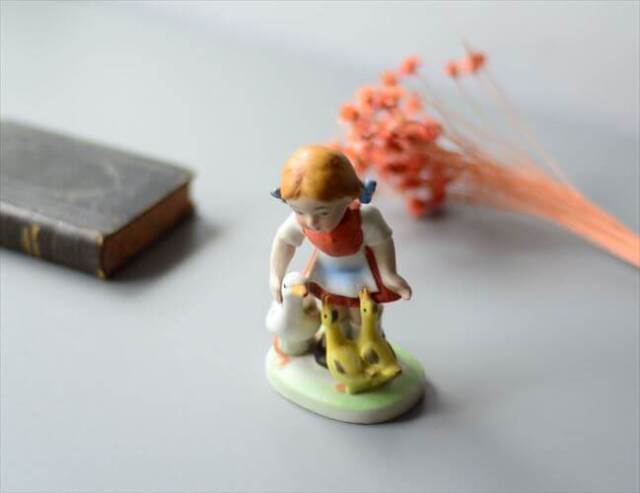 ドイツから アヒルと女の子 陶器フィギュア Goebel Hummel フンメルを