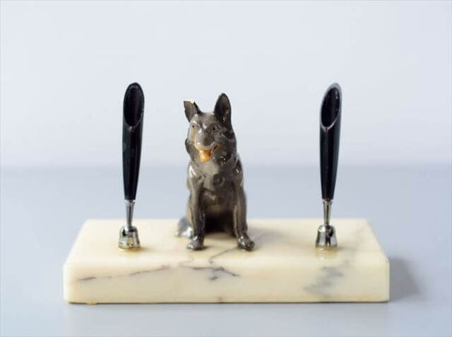 ドイツから オオカミが座るペン立て フィギュア オブジェ 置物 陶器