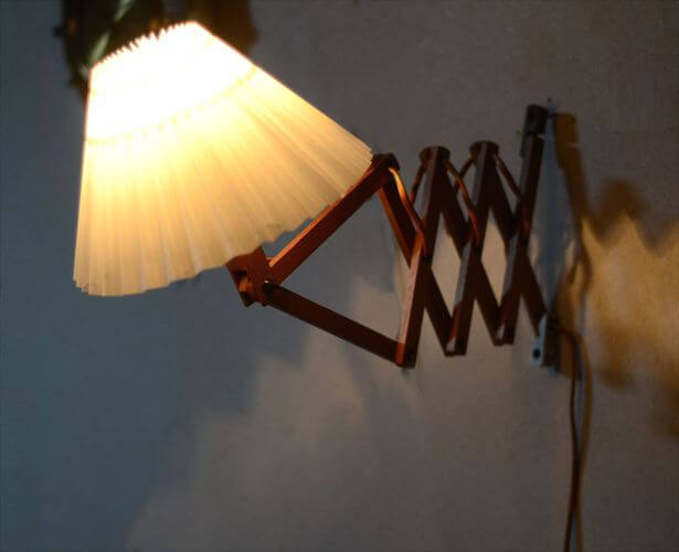デンマークから 木製のシザーランプ シェード付き 壁付け 壁掛け