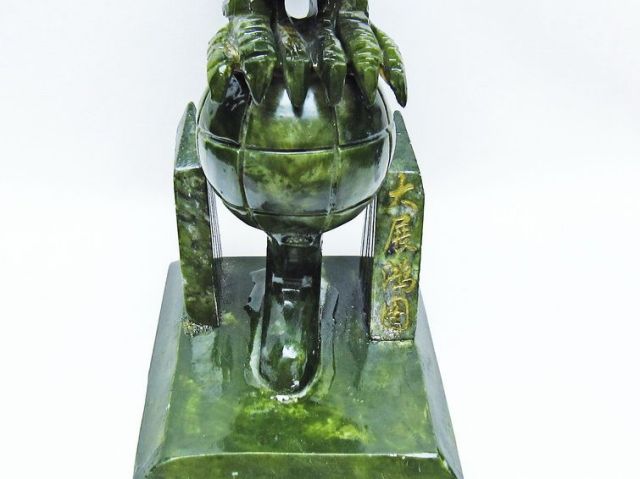 2.1Kgパワーストーン 天然石 インド翡翠鷹置物[T726-1490]