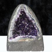 アメジストドームの年間取扱い量10,000本以上の銀座東道天然石専門店