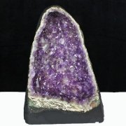 アメジストドームの年間取扱い量10,000本以上の銀座東道天然石専門店