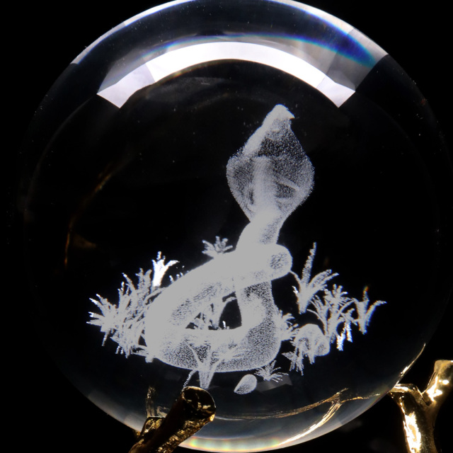 蛇 クリスタルボール 約80mm 干支 巳年 2025年 置き物 人工水晶 丸玉