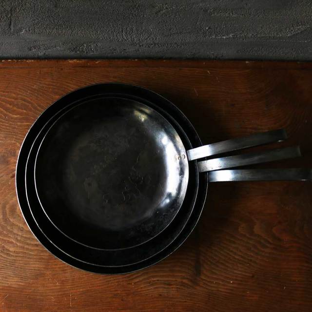 鉄のフライパン // 河原崎 貴