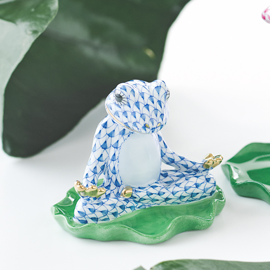 ワンダーパーク ブルー] ヨガカエル あぐらのポーズ