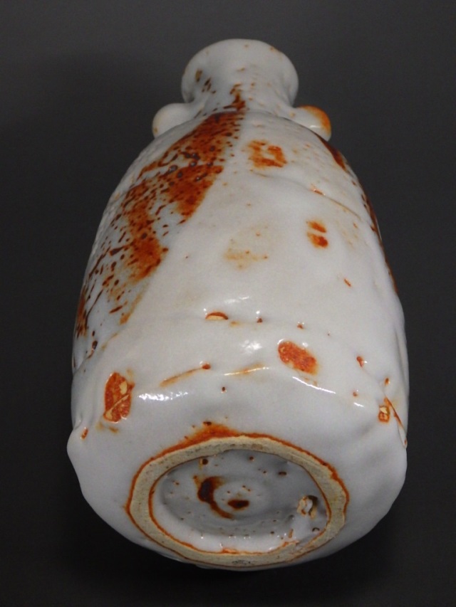 安藤日出武(美濃焼志野花入れ)