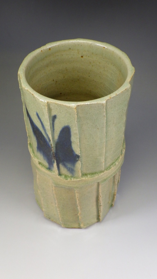 加藤しょう（瀬戸焼灰釉蝶文花入れ）