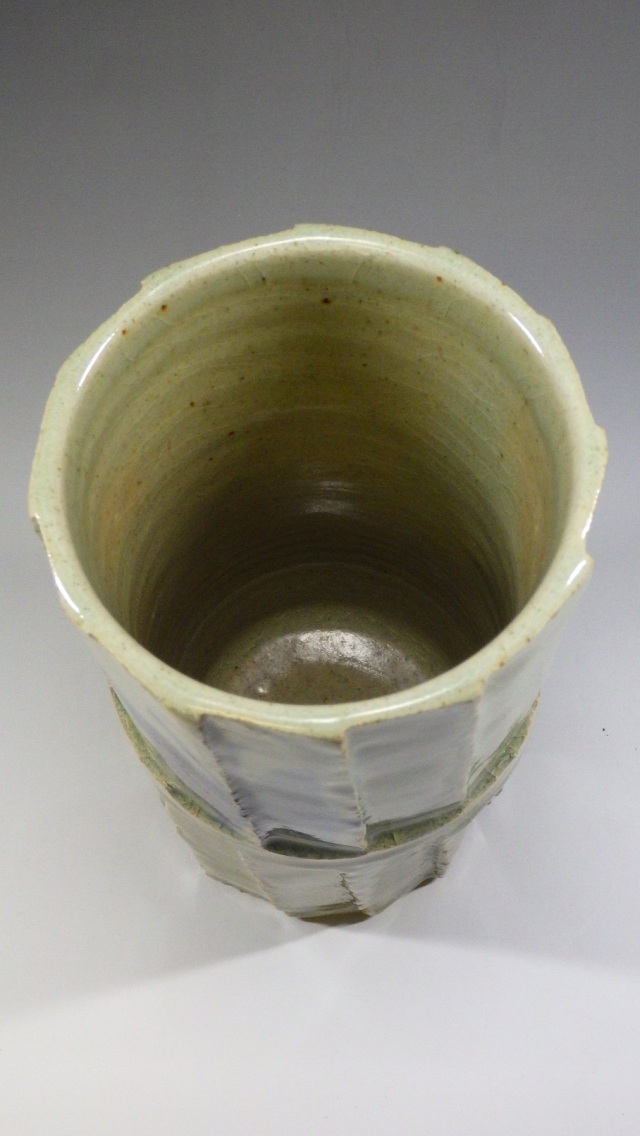 加藤しょう（瀬戸焼灰釉蝶文花入れ）