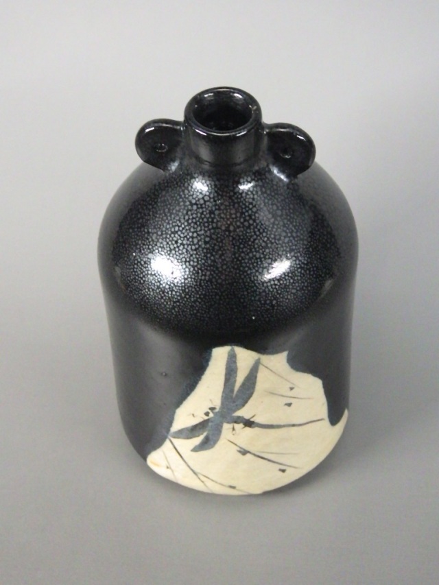 加藤令吉（黒瀬戸蜻蛉文花入れ）