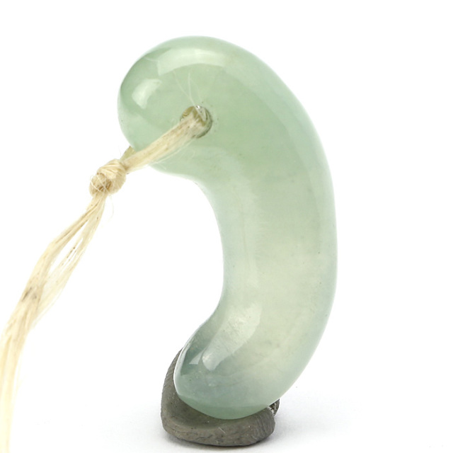 糸魚川翡翠 （いといがわひすい） 勾玉 ろうかん 麻紐付 No.295 | 神棚