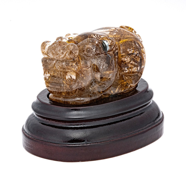 水晶彫刻 貔貅（ヒキュウ） （ルチルクォーツ） 台・箱付き No.54