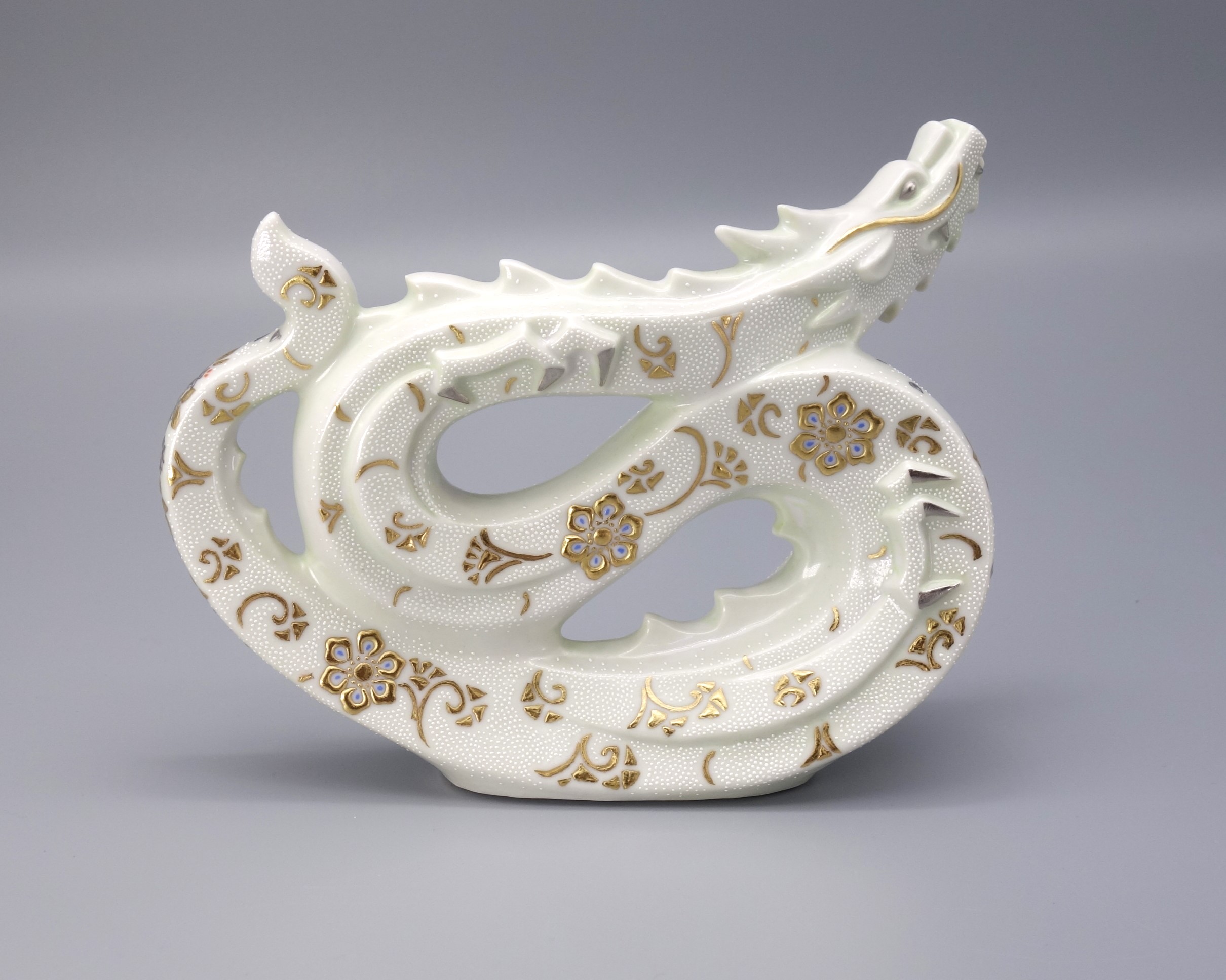 置物 白龍（5号） 白金盛渦打白粒宝相華唐草文（台・木札付） [ 三代