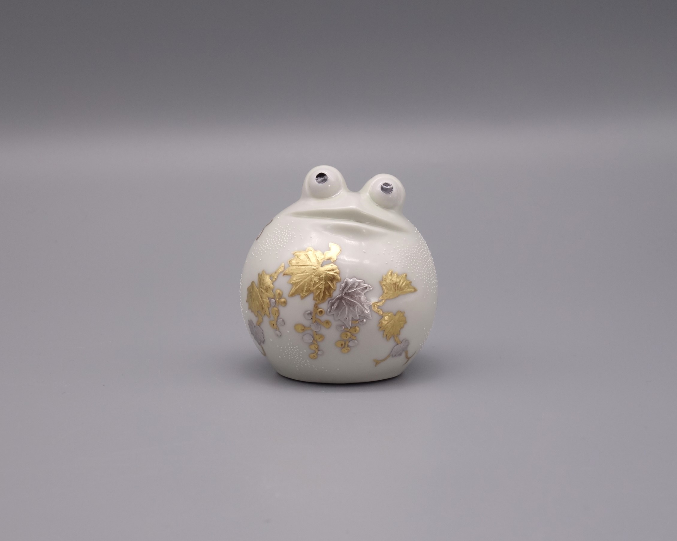 2号蛙 白金盛渦打白粒葡萄図（台・木札付） [ 三代 仲田錦玉 ]