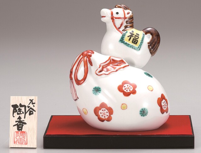 九谷焼縁起干支 7号神馬 青九谷金彩（飾台・敷物・立札付） [ 陶香窯 ]