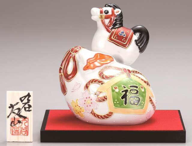 九谷焼縁起干支 4.5号小槌乗り午 金彩（飾台・敷物・立札付） [ 友山窯 ]