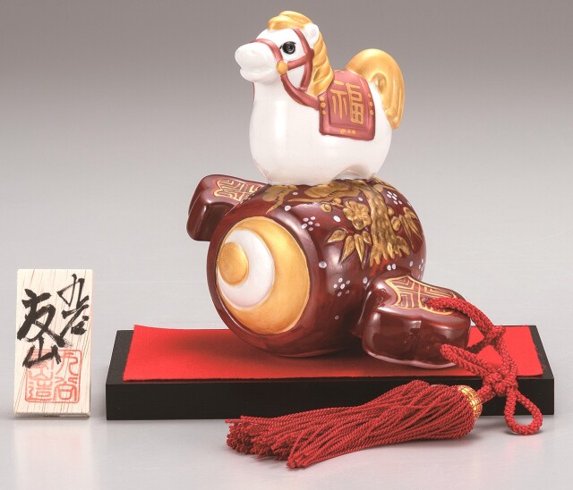 九谷焼縁起干支 4.5号小槌乗り午 金彩（飾台・敷物・立札付） [ 友山窯 ]