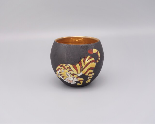 モダン九谷の旗手 山近泰