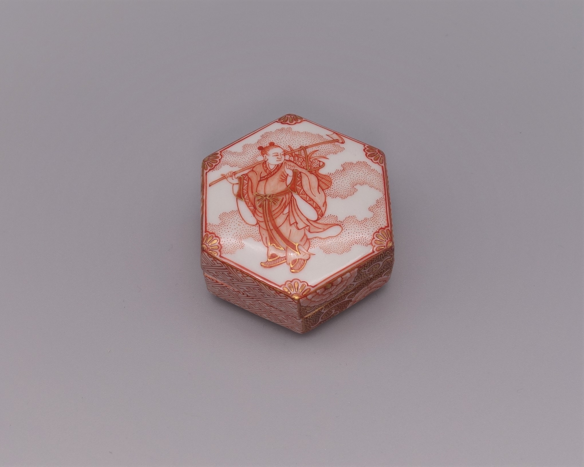 香合（六角） 赤絵細描仙人の図 [ 大酒清山 ]