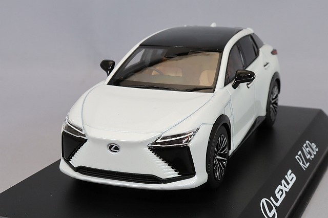 京商 1/43 レクサス LBX MORIZO RR ホワイトノーヴァガラスフレーク
