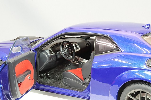 オートアート コンポジット 1/18 ダッジ チャレンジャー R/T