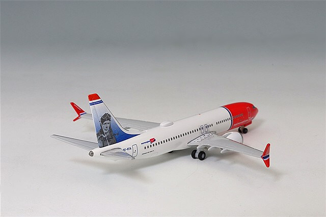 ヘルパ 1/500 ボーイング 737 Max 8 ノルウェー・エアシャトル
