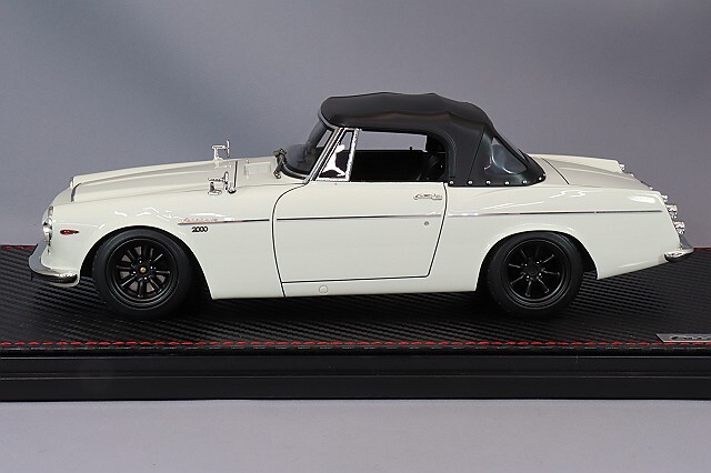 イグニッションモデル 1/18 ダットサン フェアレディ 2000 (SR311