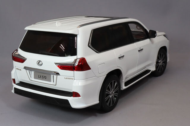 LCDモデル 1/18 レクサス LX570 ホワイト