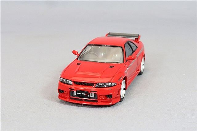 トミカリミテッドヴィンテージ NEO 1/64 ニスモ 400R (赤)