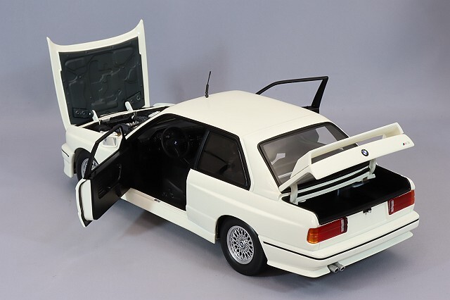 ミニチャンプス 1/18 BMW M3 (E30) 1987 ホワイト