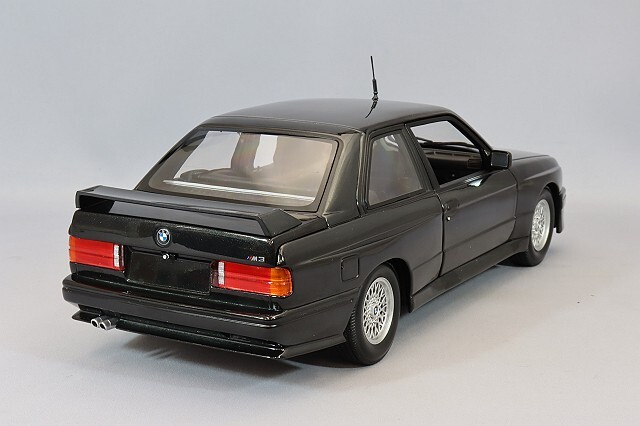 ミニチャンプス 1/18 BMW M3 (E30) 1987 ブラックメタリック