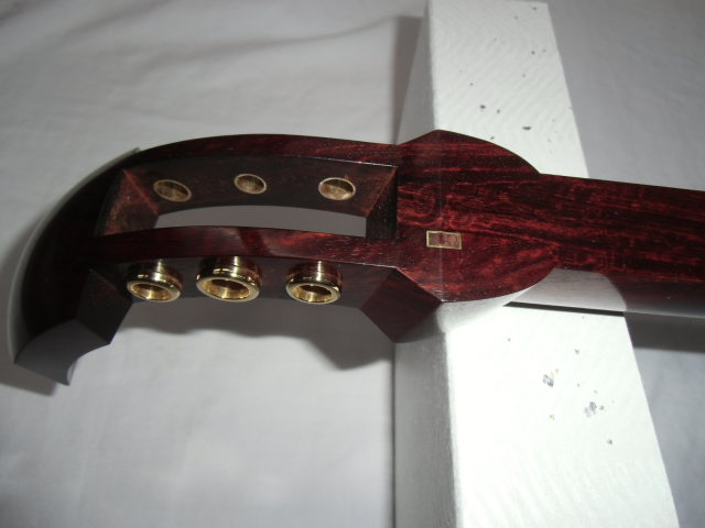 新品 津軽三味線 紅木 金細 綾杉胴 仮継ぎ付き 幅一寸 トチ多数 極上品