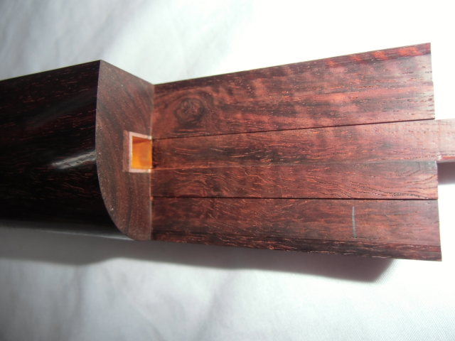 新品 津軽三味線 紅木 金細 綾杉胴 仮継ぎ付き 幅一寸 トチ多数 極上品