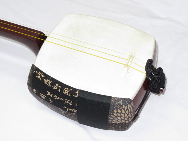 三味線・お琴の老舗 菊岡 中むら】新品 三味線本体 上紅木 津軽 1寸幅