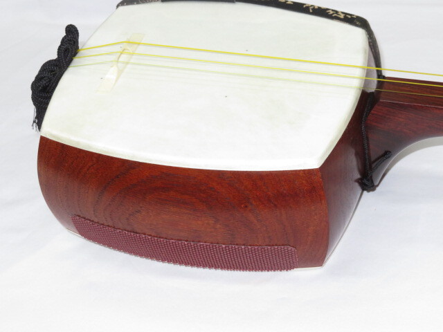 三味線・お琴の老舗 菊岡 中むら】新品 三味線本体 上紅木 津軽 1寸幅