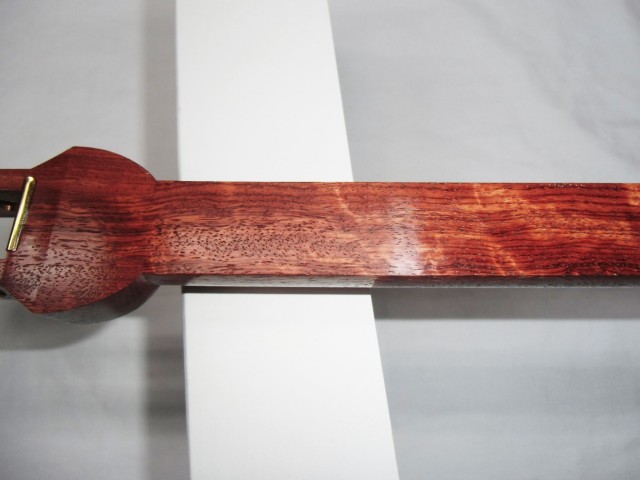 新品 小唄・端唄三味線 トチ花梨 丸打ち胴 黒檀糸巻き 一本溝 koha