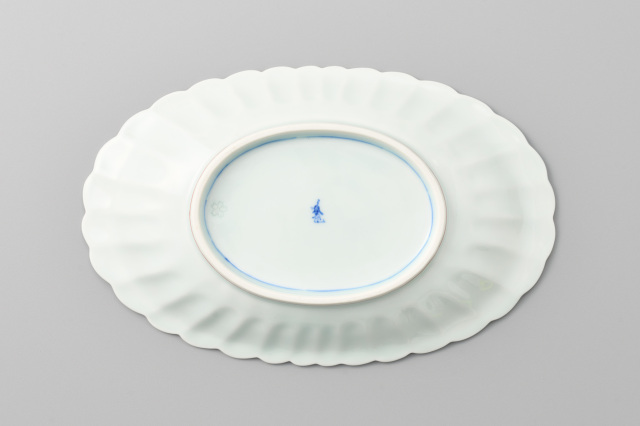 染付芙蓉手鹿菊型小判皿（盛皿）・有田焼渓山窯の皿です。