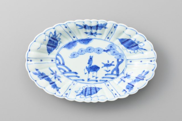 染付芙蓉手鹿菊型小判皿（盛皿）・有田焼渓山窯の皿です。