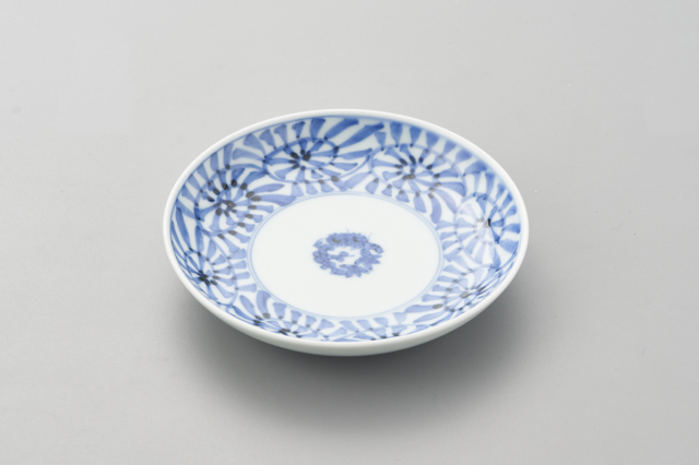 染付蛸唐草見込松竹梅丸皿・有田焼渓山窯の皿です。