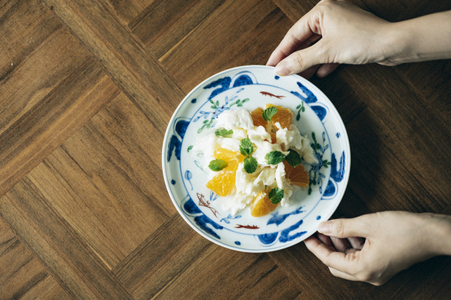 渕金白磁丸皿・有田焼渓山窯の皿です。