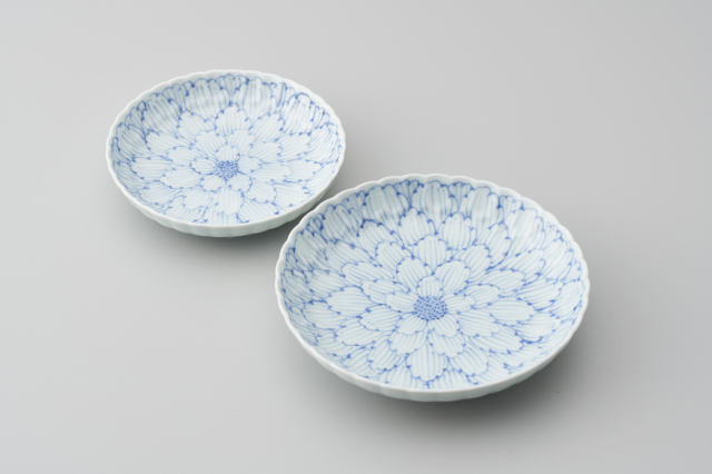 染付牡丹菊型丸皿・有田焼渓山窯の皿です。