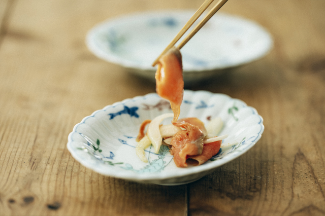 渕金白磁菊型小判皿・有田焼渓山窯の皿です。