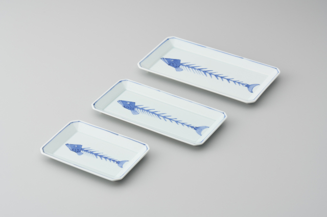 染付魚（骨）長角皿・有田焼渓山窯の角皿です。