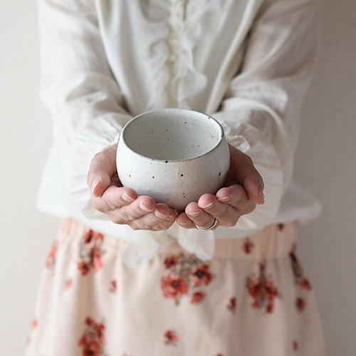 粉引 ほっこり湯呑・中【陶器】／十河 隆史(T-POTTERY)｜手しごと雑貨