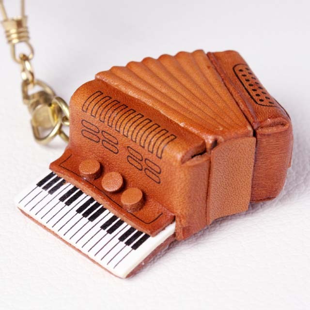 本革キーホルダー 《 アコーディオン 》 106354 音楽雑貨