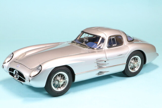 CMC 1/18 メルセデスベンツ 300 SLR クーペ 1955 シルバー/レッド