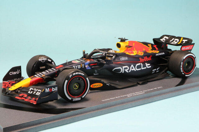スパーク 1/18 レッドブル RB18 アブダビGP 2022 M.フェルスタッペン
