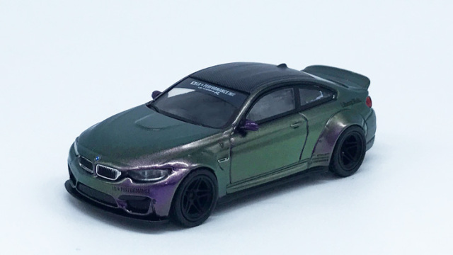 MINI GT 1/64 LB☆WORKS BMW M4 パープル-グリーンメタリック(右