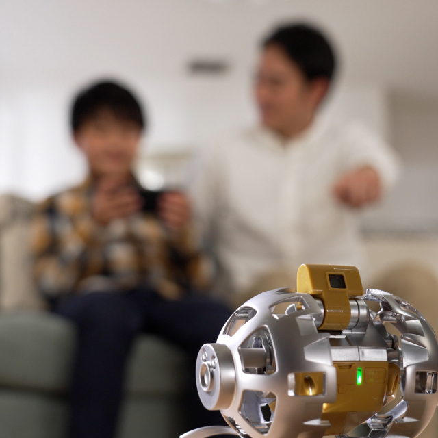 SORA-Q（ソラキュー）。JAXAとタカラトミー等の共同開発の超小型の変形