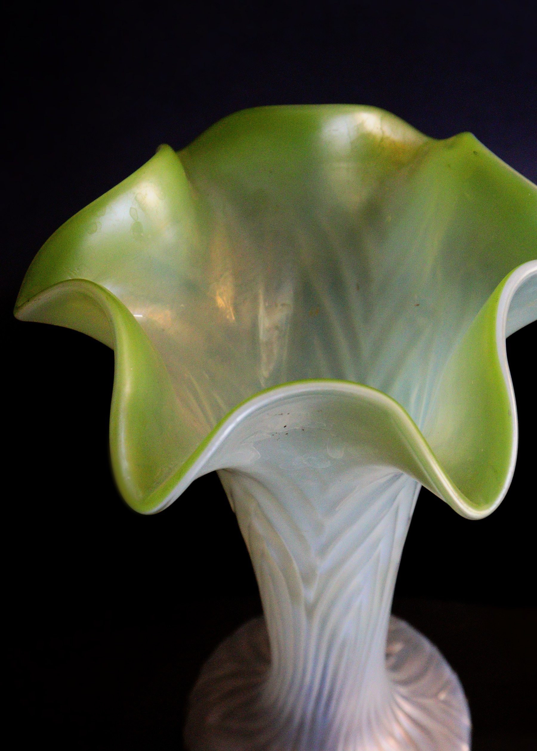 オパルセントガラスのフラワーベース アンティーク Antique Sam's