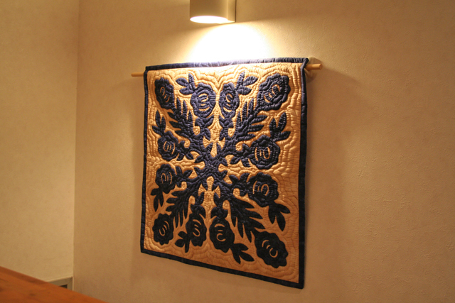 天国のバラがモチーフの60センチ角ハワイアンキルトタペストリー